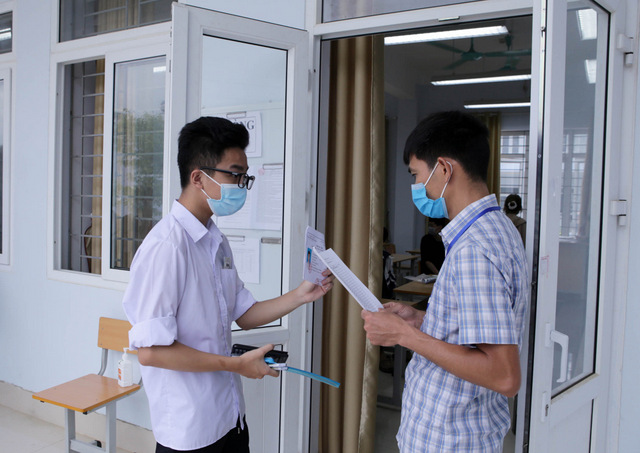 Các giám thị ở điểm thi Trường THPT Chuyên Lê Quý Đôn gọi thí sinh vào phòng thi